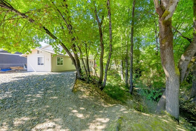 Building Photo - 505 NW D St