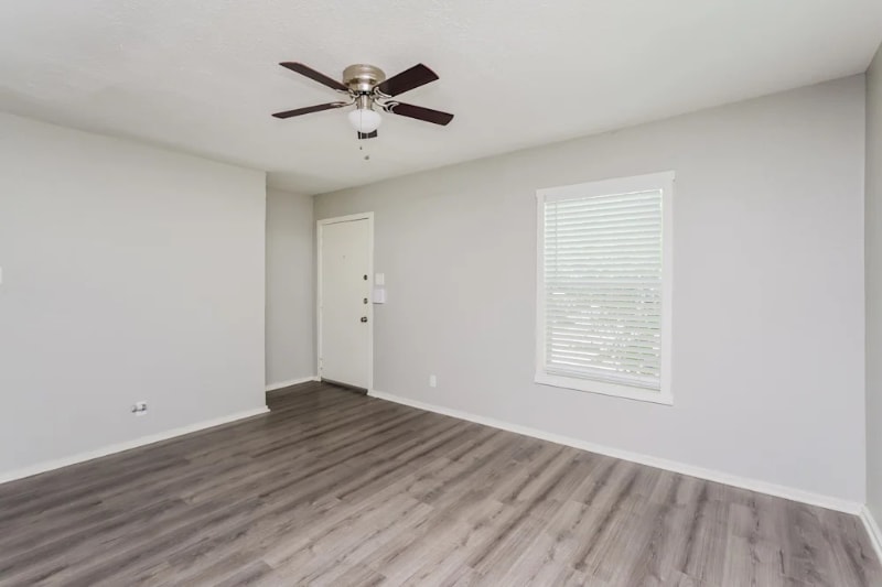 Building Photo - 5111 Royal Dr