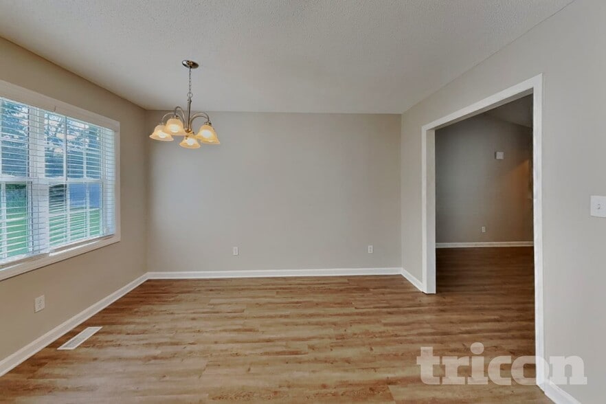 Building Photo - 2112 McKinnon Dr