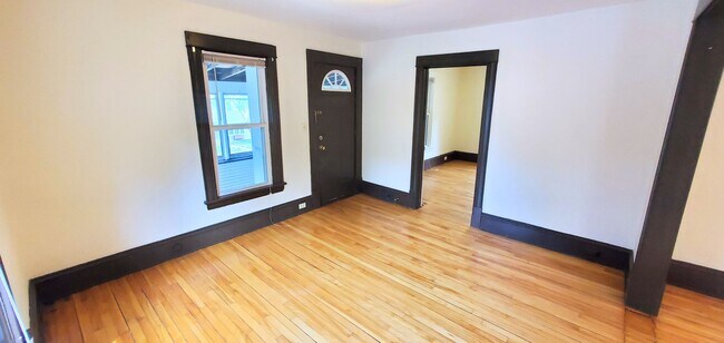 Building Photo - Great 2 Bedroom Unit in Northeast! -- Heat included!