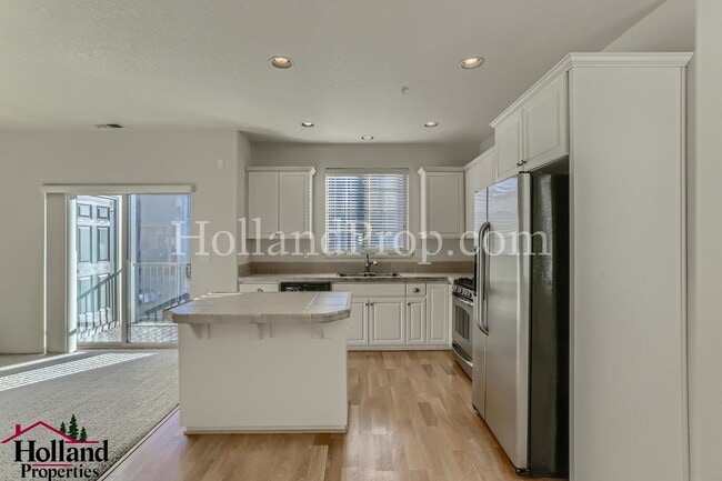 Building Photo - 838 NE Wheelock Pl