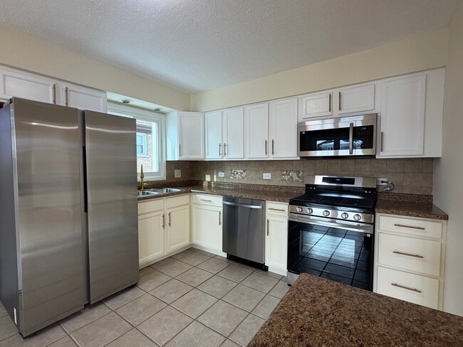 Building Photo - 3837 Emerson Dr