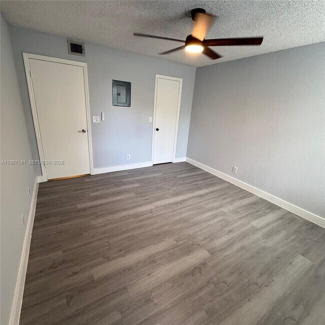 Building Photo - 3330 Pinewalk Dr N