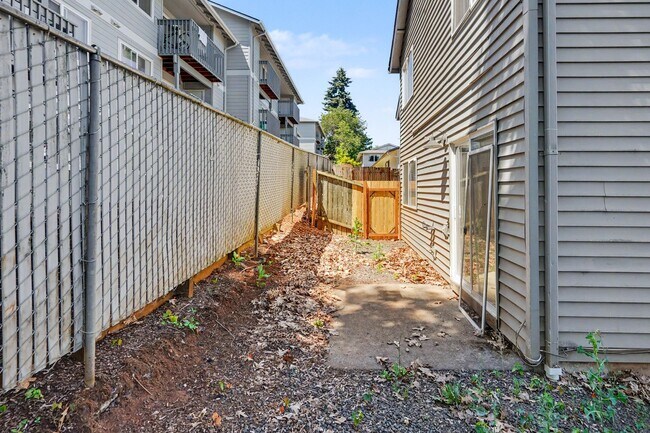 Building Photo - 5260-5262 Springcrest Drive