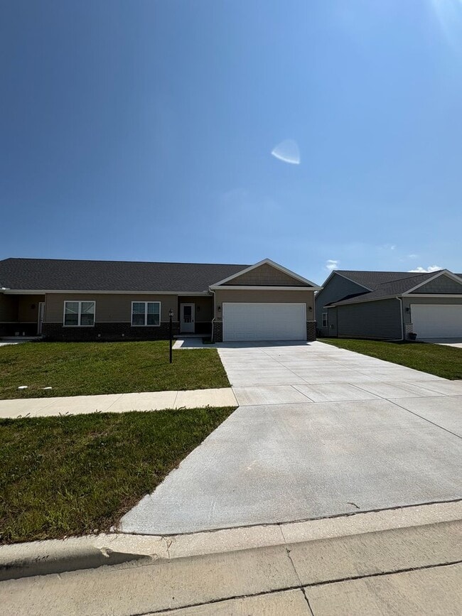 Building Photo - 701 Stephanie Ct