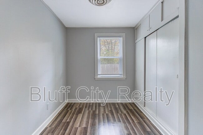 Building Photo - 716 Loeb St