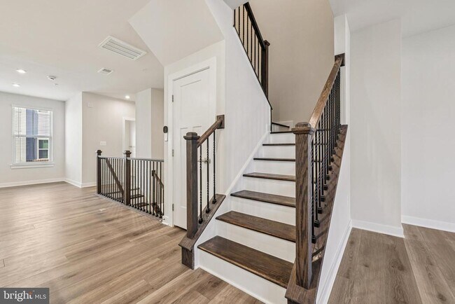 Building Photo - 2528 VERONA Pl