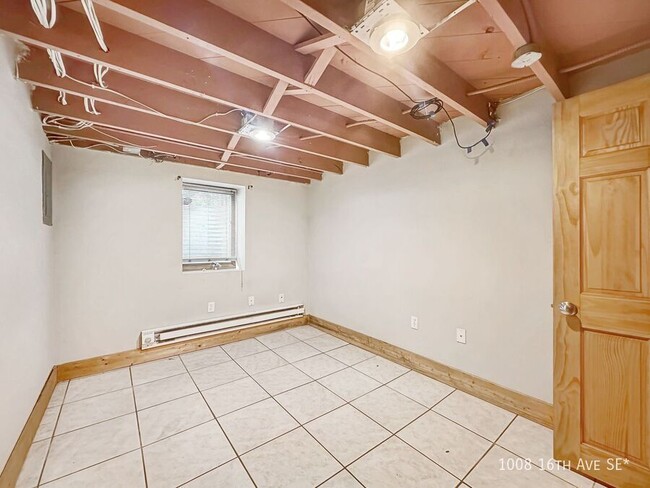 Building Photo - 3br 2ba ~ Security Deposit Free Alternativ...