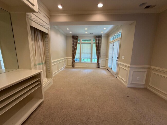 Building Photo - 701 Monroe Point Dr