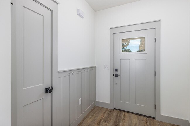 Building Photo - 110 4th St