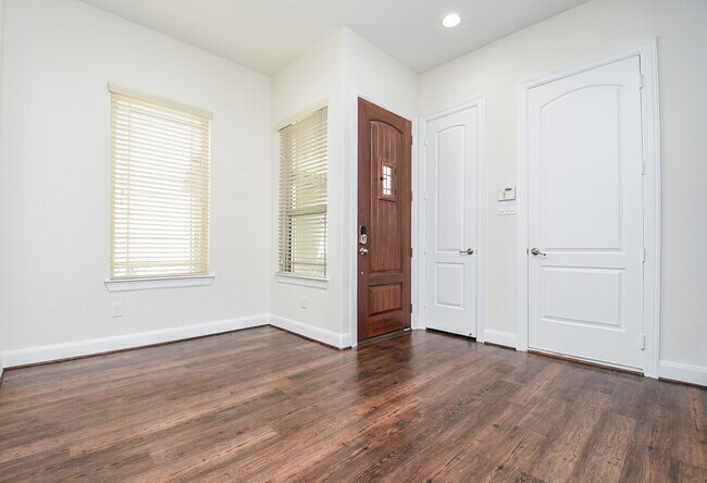 Building Photo - 71 Aventura Pl