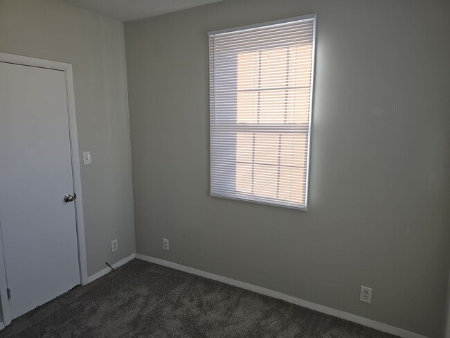Building Photo - 1506 W 10th St