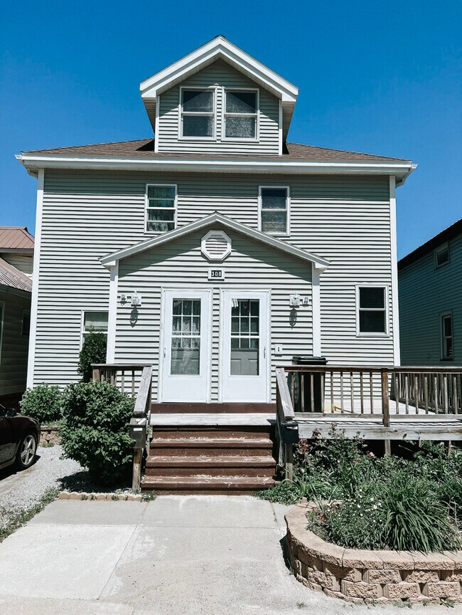 Building Photo - 308 W Onota St