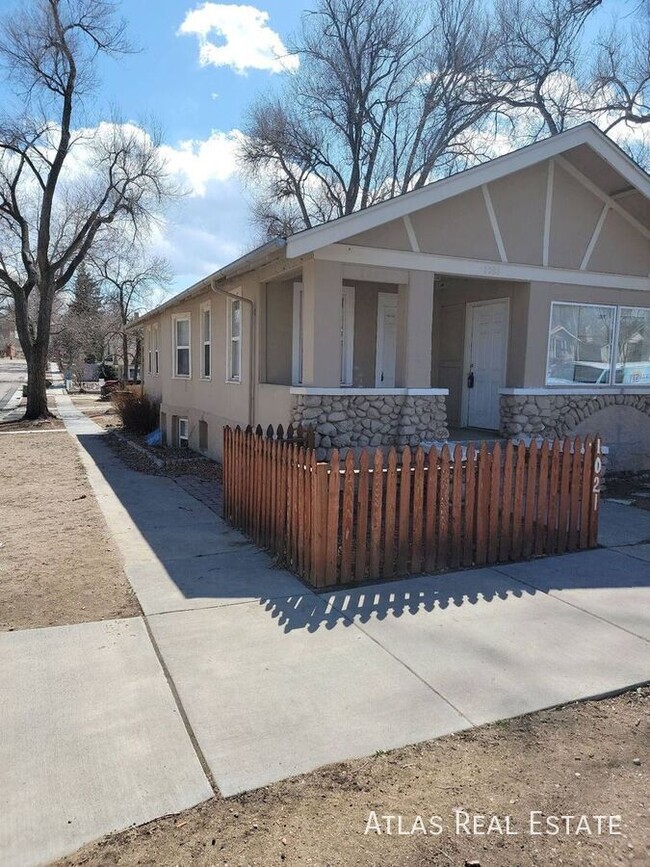 Building Photo - Charming Downtown Unit