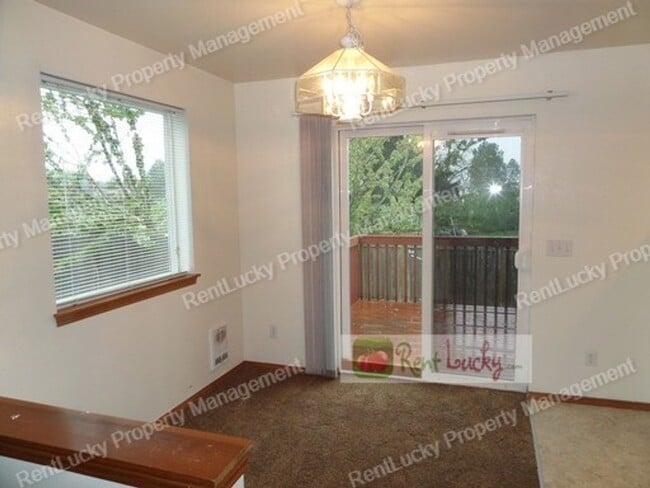 Building Photo - Fabulous 2 Bedroom Townhome With Attached Garage in Great RENTON Location!