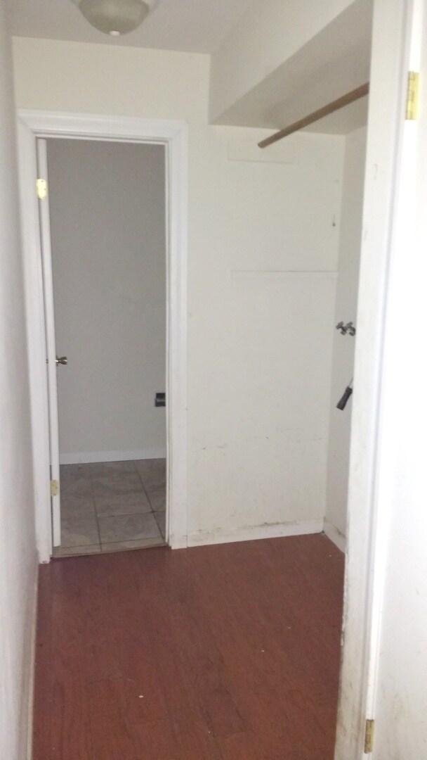 Building Photo - Cozy Townhome Available right away for living!!