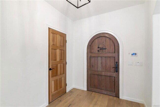 Building Photo - 4359 Fairlawn Dr