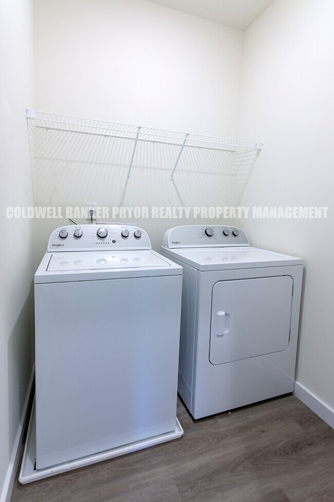 Building Photo - 7492 Bendire Lp