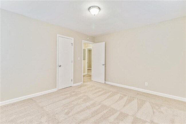 Building Photo - 2407 Baywood Dr SE
