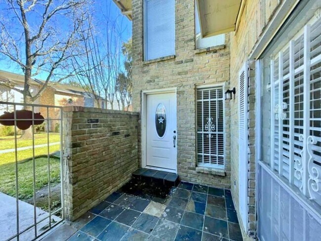 Primary Photo - 9242 Westwood Village Dr