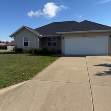 Building Photo - 4 Bedroom 2 Bathroom on corner lot