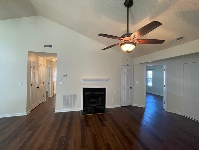 Building Photo - Recently Renovated!!Beautiful 3BR home.