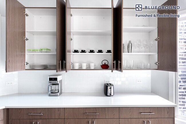 Building Photo - 1536 W Chicago Ave