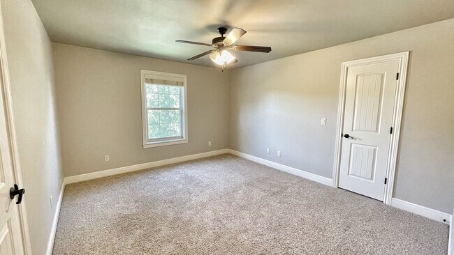Building Photo - 1501 NE Greenbrier Ct
