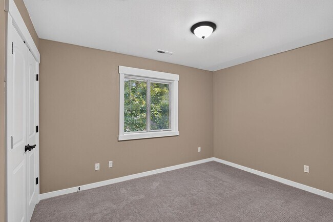 Building Photo - 687 SE Anderson Ln