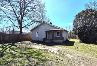 Building Photo - Two Bedroom House For Rent in Anderson SC! Two Weeks FREE Rent!
