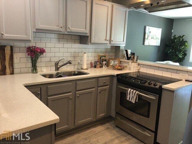 Building Photo - 210 Sampson St NE