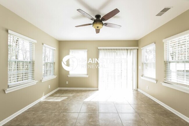 Building Photo - 4 Bedroom Pet-Friendly Home in Charlotte, NC with Main Street Renewal