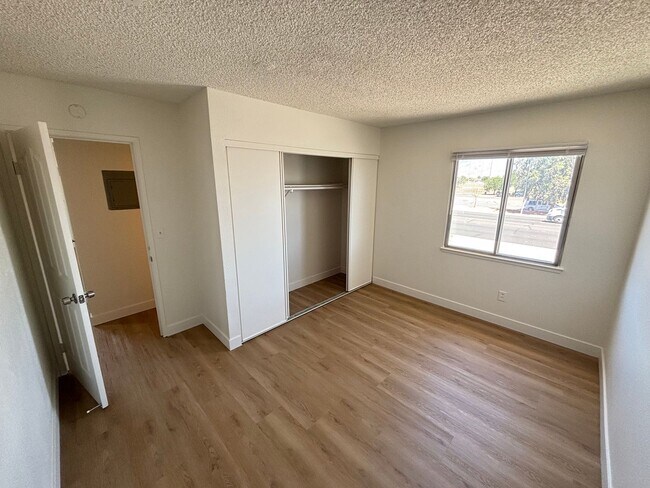 Building Photo - 3431 E Cheyenne Ave