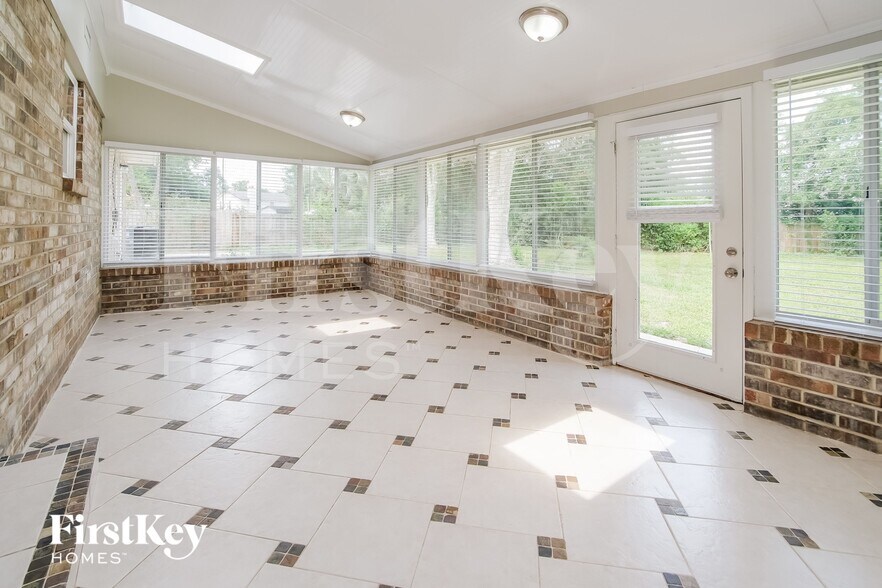 Building Photo - 156 Foxridge Rd