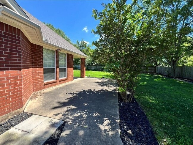 Building Photo - 5408 W Redbud St