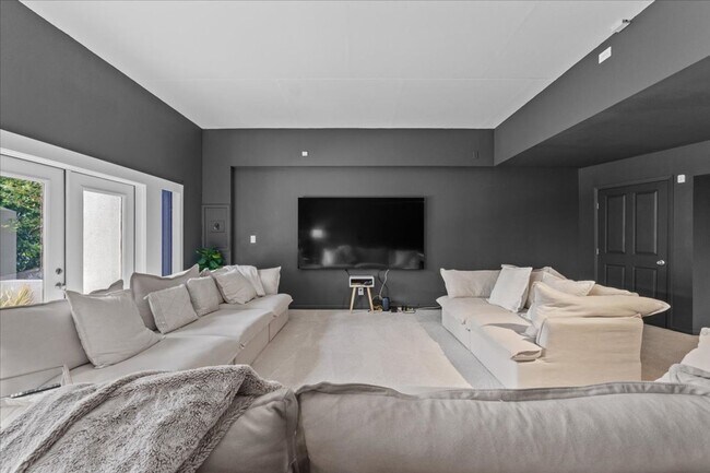 Building Photo - 3824 Gaines Dr