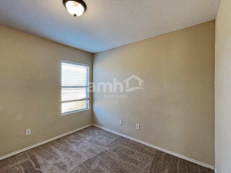 Building Photo - 1995 Kickapoo Trl