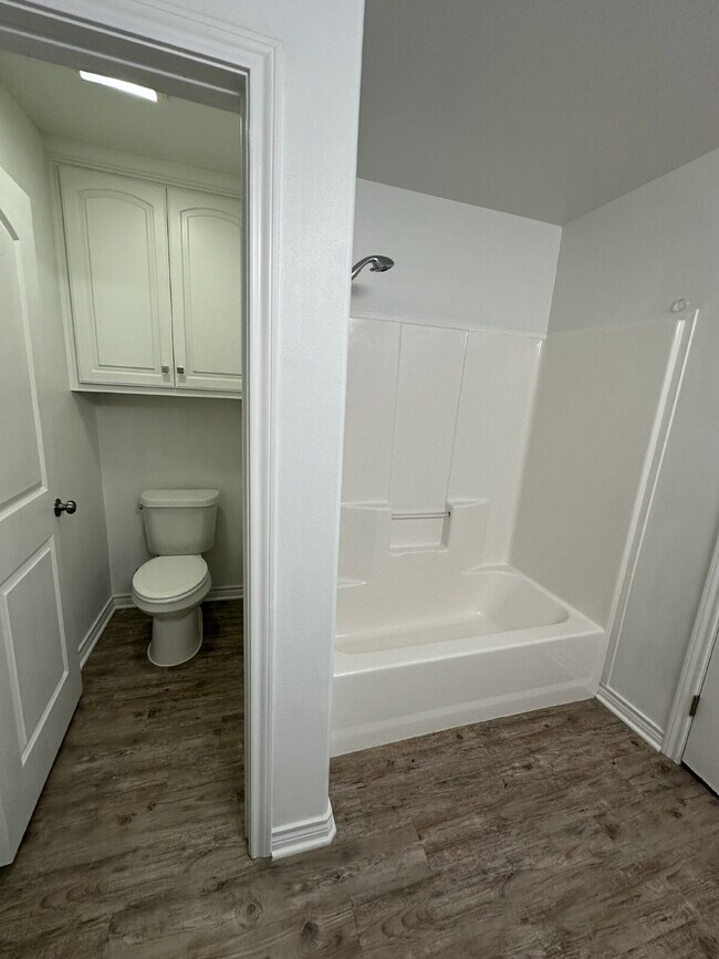 Building Photo - Beautifully Maintained Duplex - Lease Only