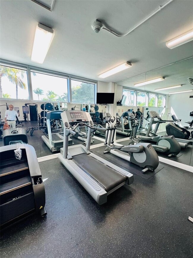 Building Photo - 2655 Collins Ave