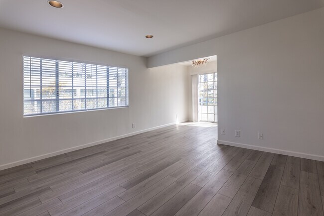 Building Photo - 631 Pacific St