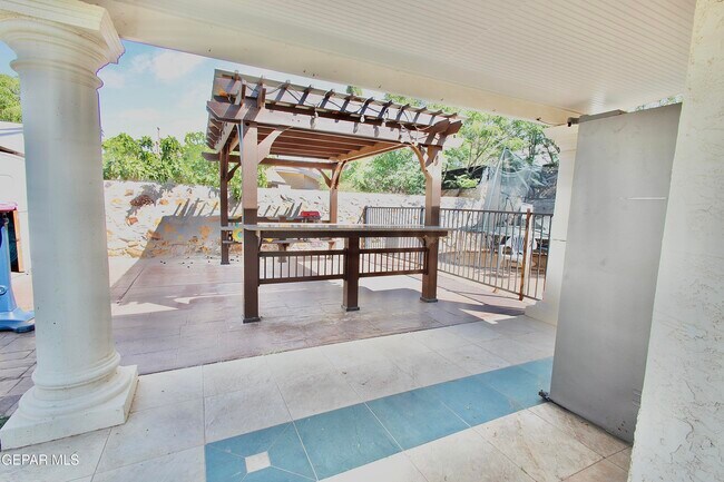 Building Photo - 901 Tepic Dr