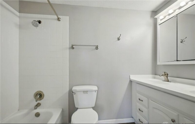 Building Photo - 647 Villa Rd