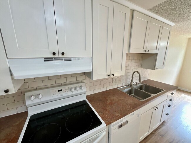 Building Photo - Updated 2BR Apartment | No Shared Walls | ...