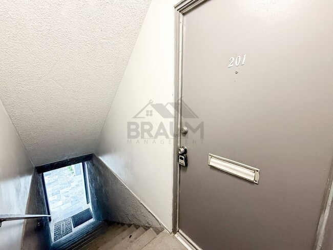 Building Photo - 13347 Victory Blvd