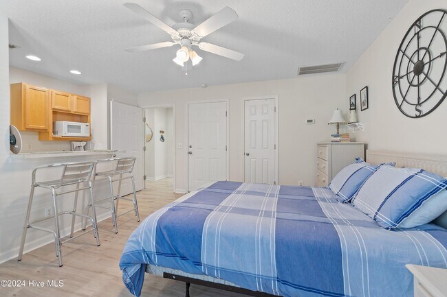 Building Photo - 3350 Club Villas Dr