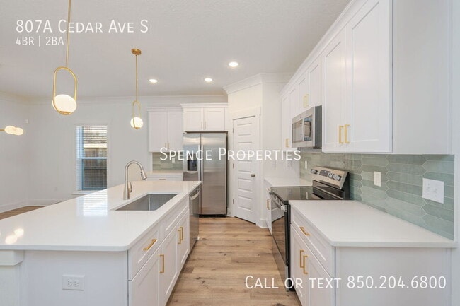 Building Photo - 807A Cedar Ave S