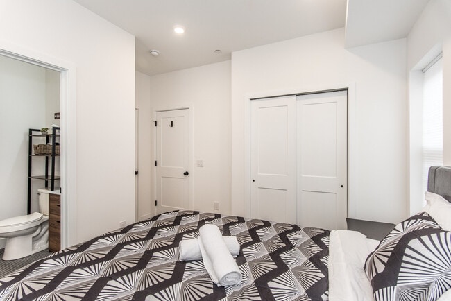 Building Photo - 2435 Master St