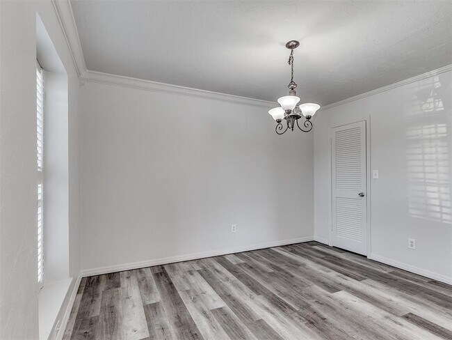 Building Photo - 6100 N Brookline Ave