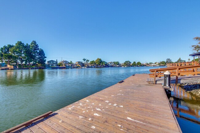 Building Photo - 1108 Shoreline Dr