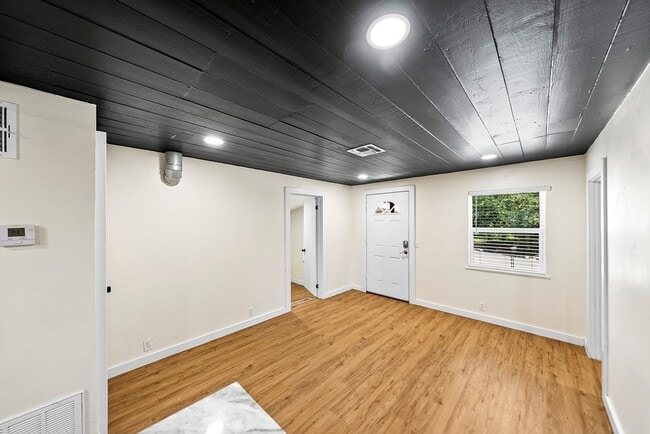 Building Photo - 612 Tanglewood Ln
